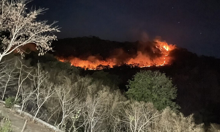 An Giang: Cháy dữ dội trên núi Cô Tô cùng nhiều tiếng nổ lớn