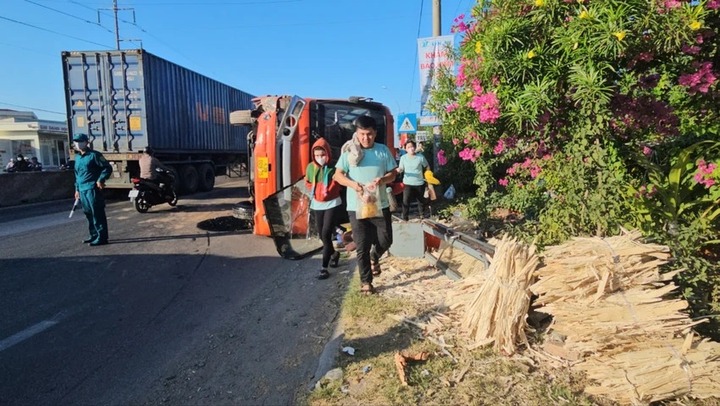 Long An: Ô tô chở 40 công nhân bị lật trên Quốc lộ 1 