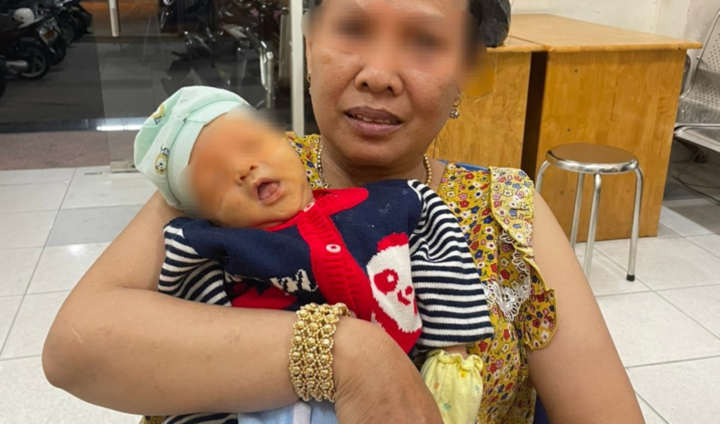 Người phụ nữ ở TP.HCM ôm con vào bến xe nhờ bà bán nước giữ giúp rồi bỏ đi