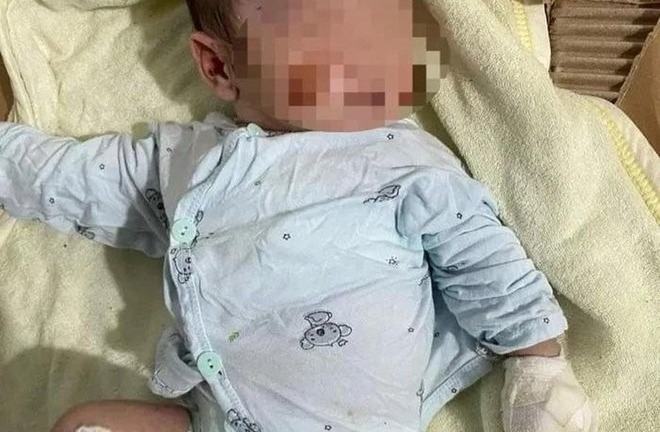 Xót xa bé sơ sinh bị bỏ rơi cạnh trường học cùng lời nhắn “tôi kiệt sức rồi”