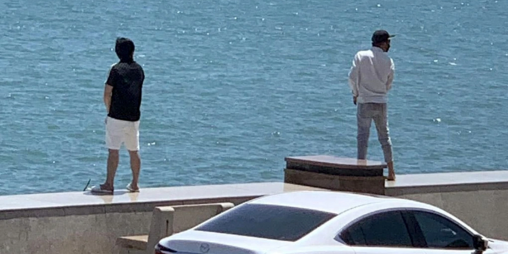 Đứng trên bờ kè tiểu bậy xuống biển, du khách tham quan bị phạt tiền