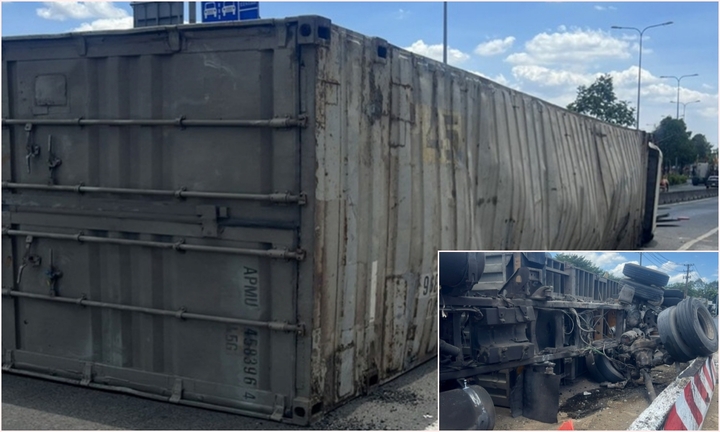 Hiện trường vụ xe container lật ngang trên Quốc lộ 1, người đi đường hoảng loạn