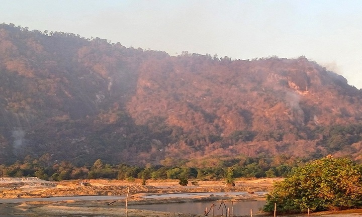 Huy động máy bay không người lái tham gia dập tắt các điểm cháy trên núi Tô