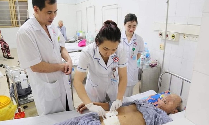 Đau bụng cả tháng, nam bệnh nhân đi khám, phát hiện xương cá xuyên thủng ruột 