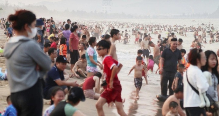 Nắng nóng gay gắt, bãi biển Cửa Lò đông nghịt người tắm 