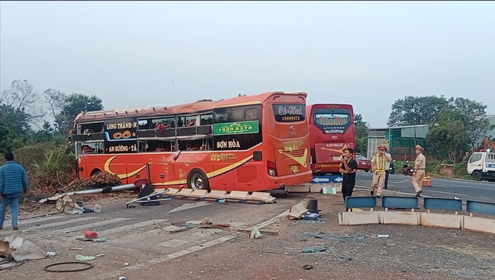 Hai xe khách va chạm tại Gia Lai, 1 người chết