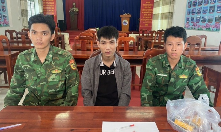 Tin tức pháp luật mới nhất ngày 1/5: Bắt nam thanh niên giấu ma tuý trong quần 