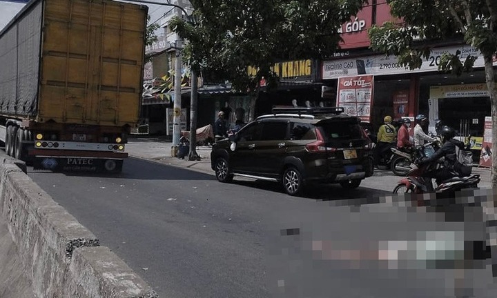 Va chạm với xe đầu kéo container, người đàn ông tử vong tại chỗ