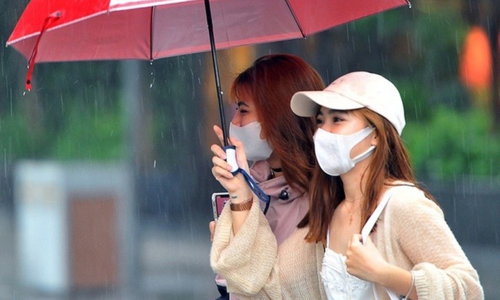 Miền Bắc mưa dông, nắng nóng ở miền Nam kéo dài đến khi nào?