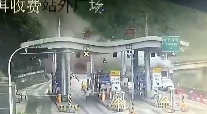 Video: Tảng đá khổng lồ từ trên núi bất ngờ lăn xuống trạm thu phí