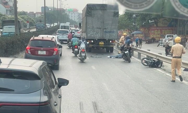 Thót tim cảnh người phụ nữ ngã xuống đường, suýt bị xe tải cán trúng