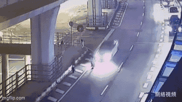 Video: Tài xế bỏ chạy sau khi  "hất văng " người phụ nữ qua đường