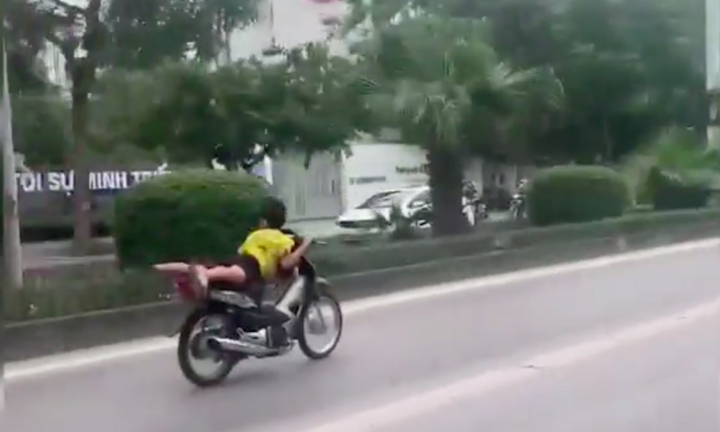 Xác minh clip nam thanh niên nằm trên yên xe máy lao vun vút trên làn BRT