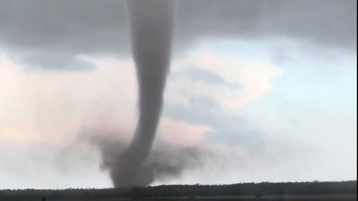 Cận cảnh lốc xoáy kinh hoàng xuất hiện tại Mỹ