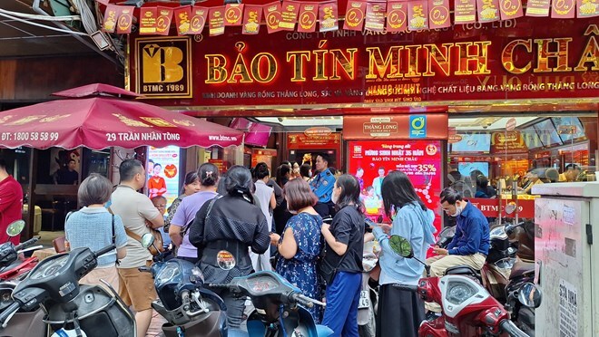 Khách xếp hàng dài chờ giao dịch trong ngày giá vàng tăng dựng đứng