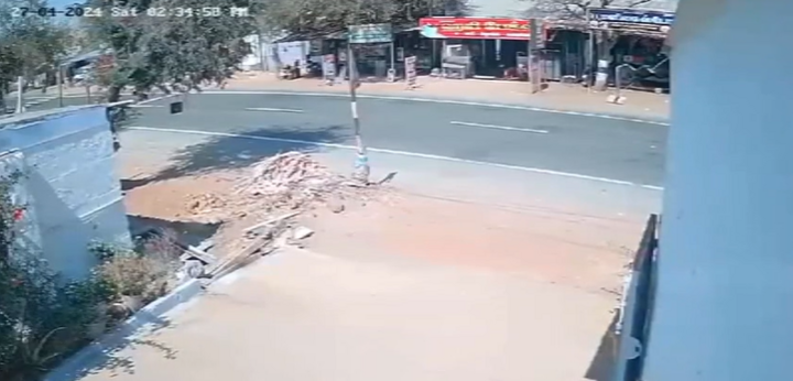 Người phụ nữ bị ô tô tông văng khi đang đi bộ qua đường
