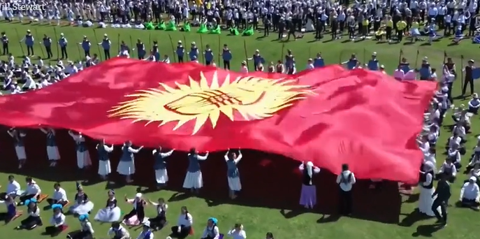 Tài xế quên kéo phanh tay, xe bán kem lao vào đám đông khiến 29 trẻ em bị thương