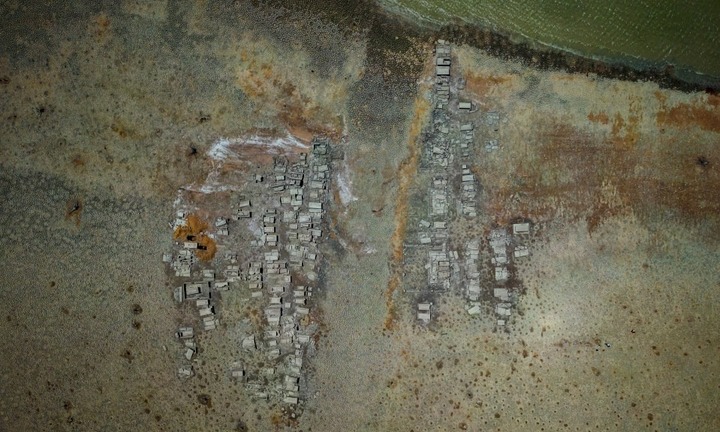 Thị trấn 300 năm tuổi bất ngờ lộ diện giữa đập cạn nước do hạn hán