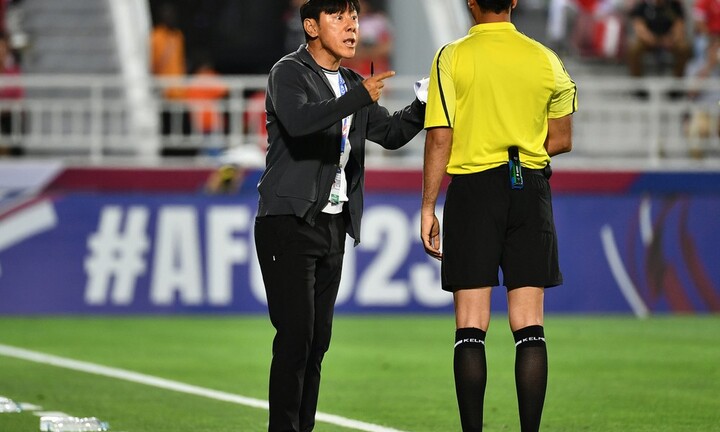 Thua ngược Iraq, HLV Shin Tae-yong bất mãn khuyên trọng tài nên giải nghệ