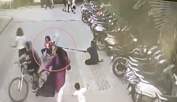 Video: Chó bị xích bằng dây vẫn lao tới cắn bé gái 6 tuổi 