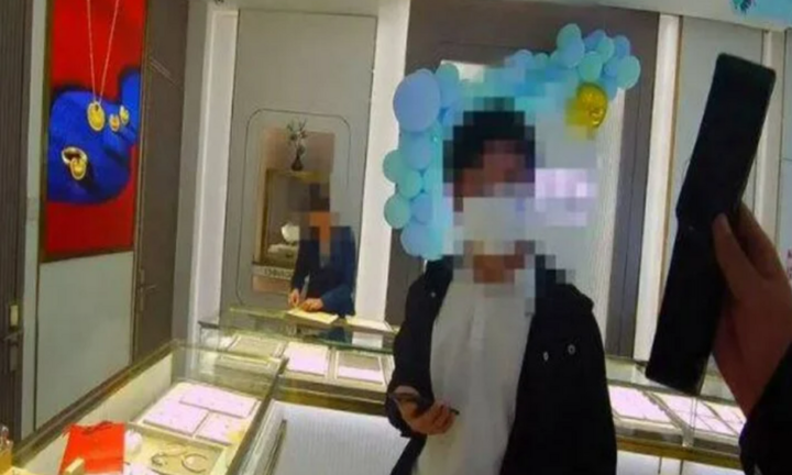 Vung tiền mua vàng như mua rau, người đàn ông bất ngờ bị cảnh sát bắt 