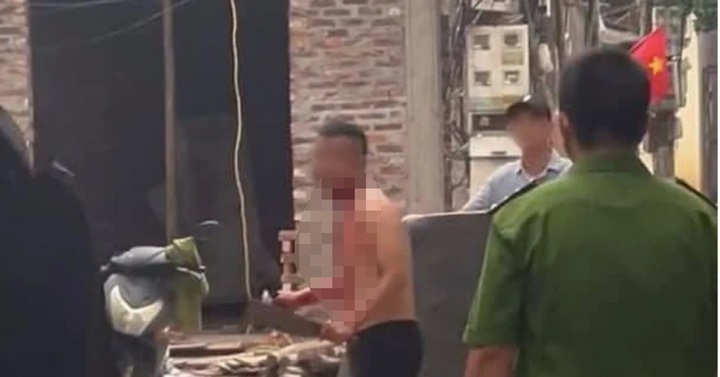 Khống chế nam thanh niên nghi ngáo đá tự dùng dao cứa cổ