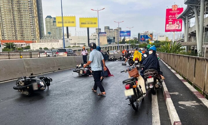 Tin tức tai nạn giao thông mới nhất ngày 5/5: Xe máy mất lái, thanh niên tử vong