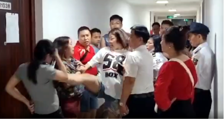 Vụ người phụ nữ đạp cư dân tại chung cư ở Hà Nội: Chủ tịch phường nói gì?