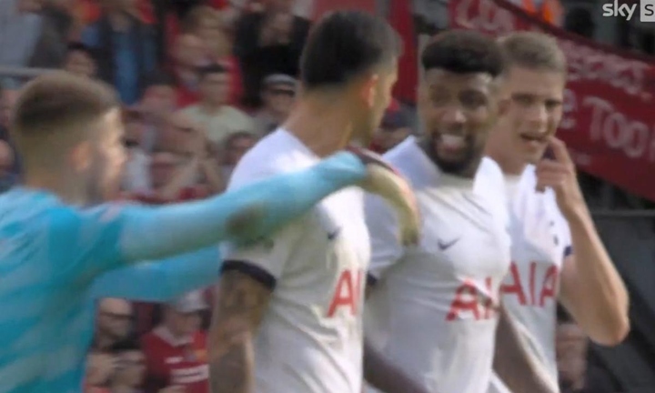 Cầu thủ Tottenham cãi nhau trên sân, suýt đánh nhau khi để thua Liverpool