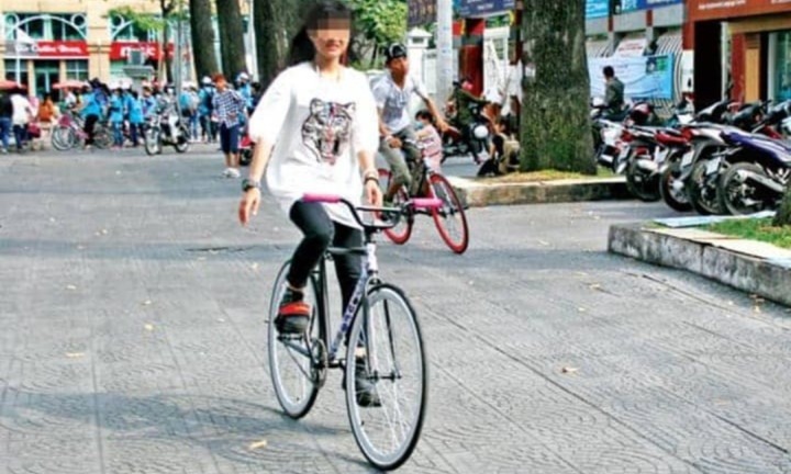 Đi xe đạp thả hai tay có bị phạt không?