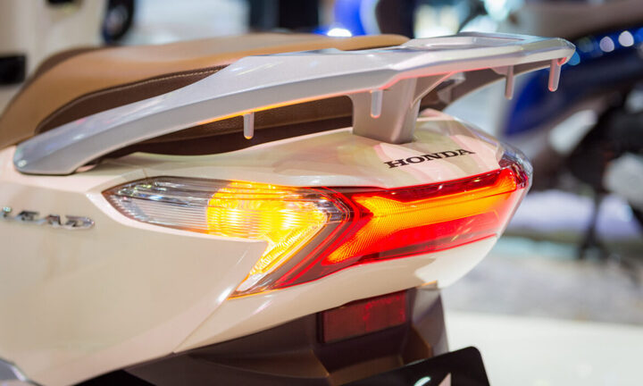 Dừng xe có phải bật xi nhan không?