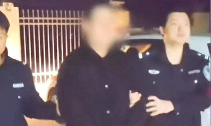 Mẹ tát con trai bôm bốp vì nhìn trộm nhà vệ sinh nữ, cộng đồng vỗ tay ủng hộ