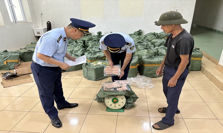 Quảng Ninh: Phát hiện, thu giữ 2 tấn xúc xích không rõ nguồn gốc, xuất xứ 