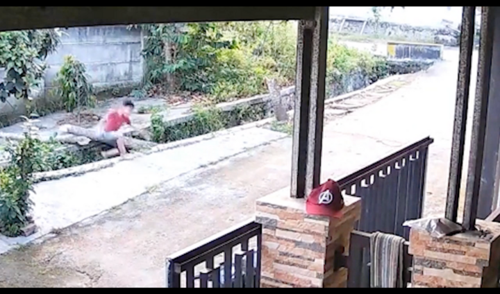 Thót tim cảnh bé trai bất ngờ ngã xuống mương nước khi nghịch ngợm cầu cây dừa