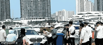 Video: Tài xế cài nhầm số lùi, chiếc BMW rơi xuống biển