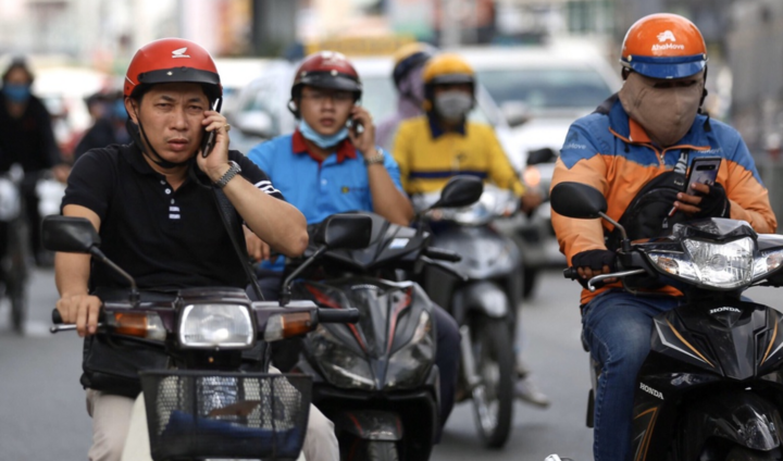 Vừa chạy xe máy vừa nghe điện thoại có bị phạt không?