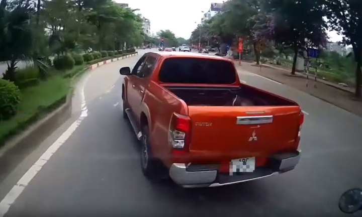 Video: Hành động nguy hiểm của tài xế bán tải khi xe container xin vượt 