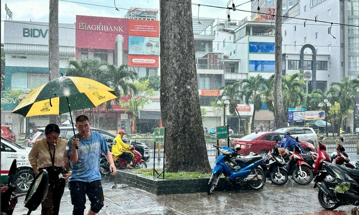 Nhiều khu vực ở TP.HCM đón cơn mưa bất chợt, gió giật mạnh