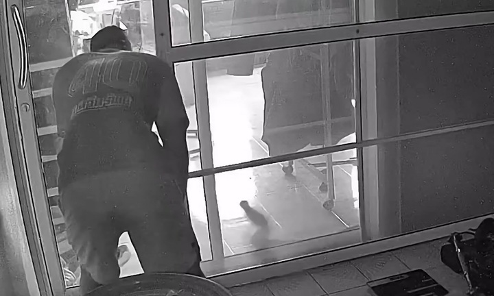 Video: Thót tim cảnh rắn hổ mang chúa bất ngờ xuất hiện trong nhà