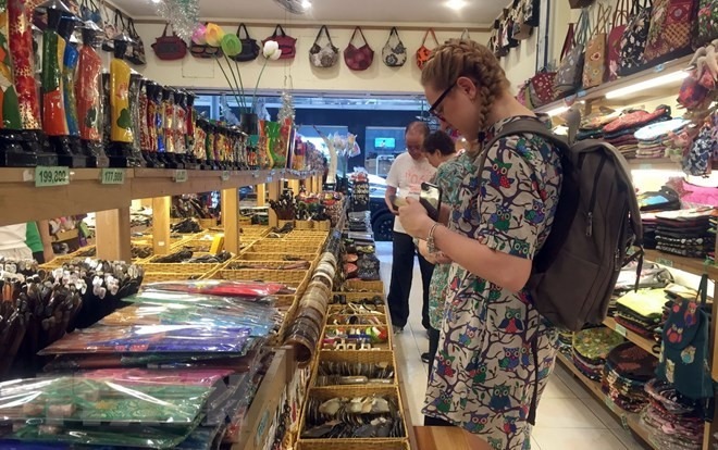 Những thứ không nên mua khi đi du lịch