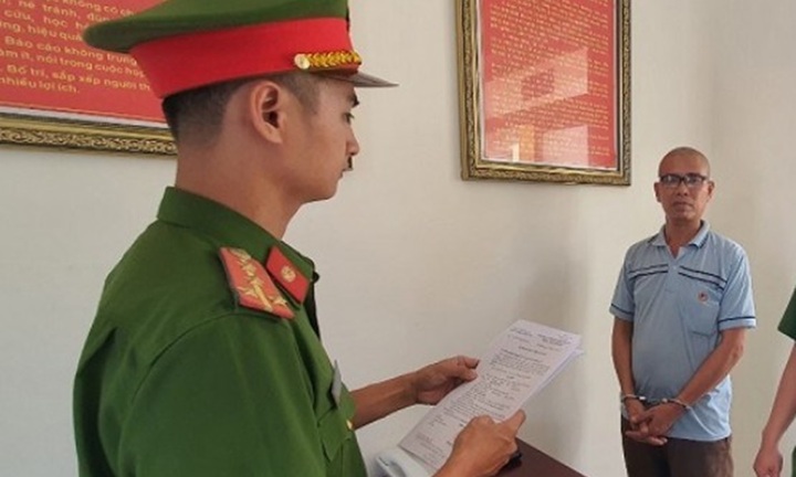 Mâu thuẫn vì đập vỡ cửa kính, chồng đâm vợ trọng thương rồi tự tử