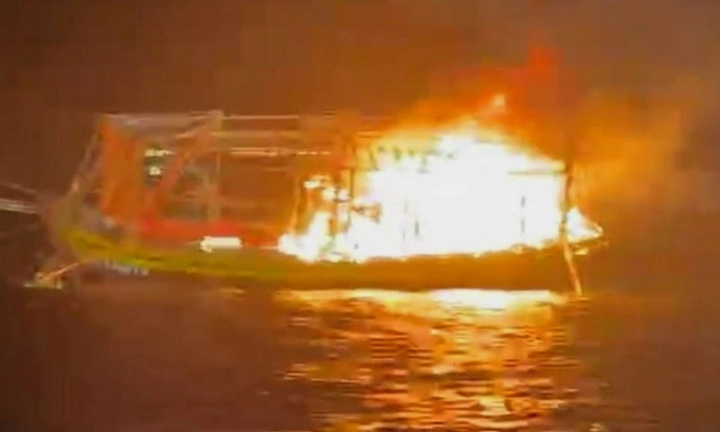 Tàu cá bốc cháy dữ dội, 7 thuyền viên được cứu an toàn 