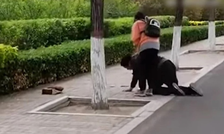 Tranh cãi chuyện người cha quỳ gối xin lỗi vì không thể mua iphone cho con gái 