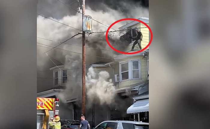 Kịch tính khoảnh khắc giải cứu người đàn ông khỏi tòa nhà bốc cháy dữ dội