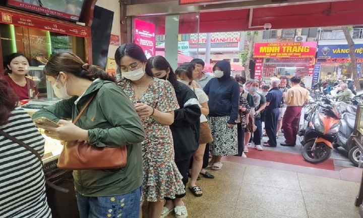 Người dân xếp hàng dài mua vàng trong ngày giá tăng vượt 89 triệu đồng/lượng