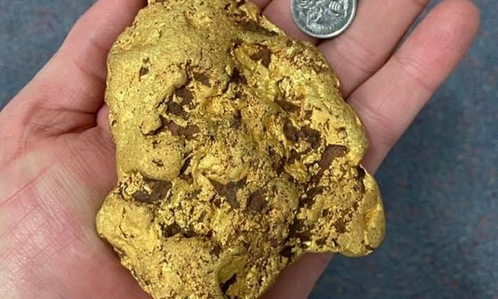 Đang đi dạo trên đồng, người đàn ông bất ngờ nhặt được cục vàng nặng 1,4 kg