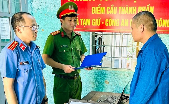 Gửi clip nóng cho hot girl 