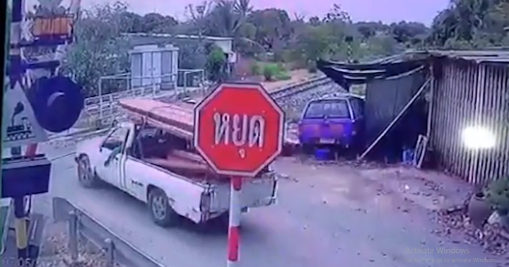 Kinh hoàng cảnh xe bán tải bị tàu hất văng ra xa