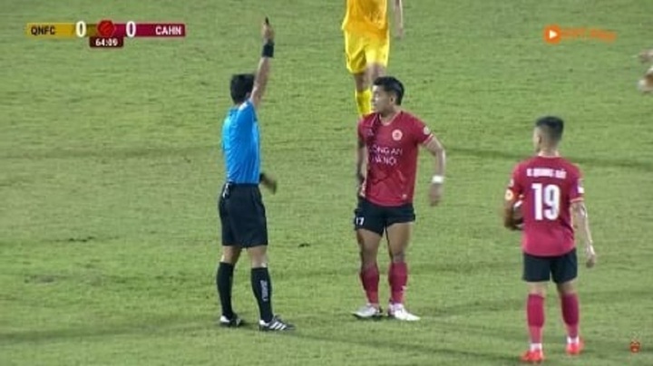 Thái độ thiếu văn hóa với trọng tài, Văn Thanh bị  "treo giò " 3 trận