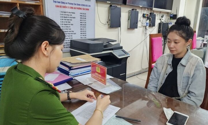 Vạch trần thủ đoạn của cô gái trẻ khiến một tiệm vàng sập bẫy